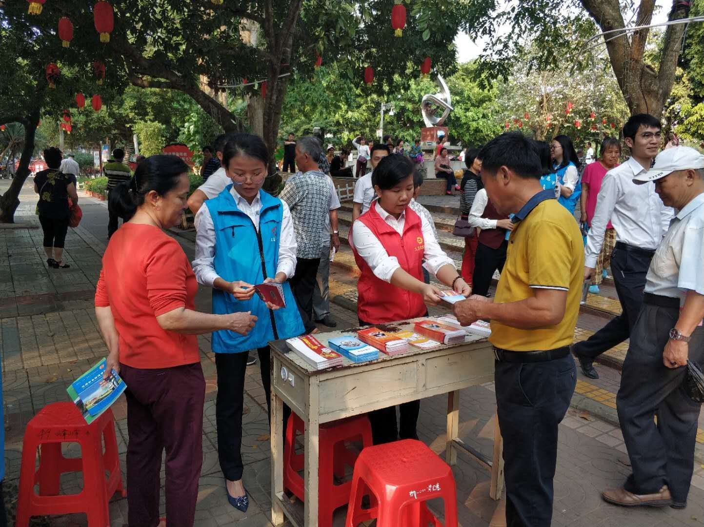 文昌农商银行开展学雷锋普法宣传志愿服务活动